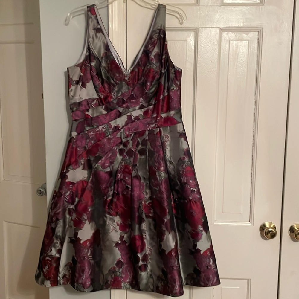 White House Black Market elegant dress worn only twice. Perfect for weddings.
